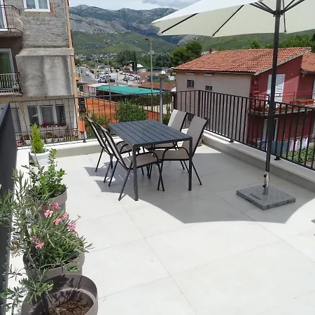 Modern Small House With A Terrace Dom wakacyjny Split