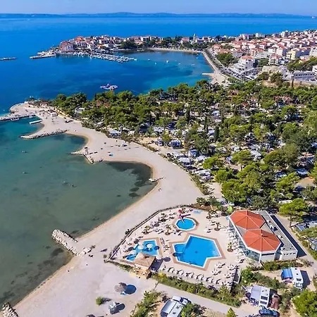 Modern Small House With A Terrace بيت للعطل *