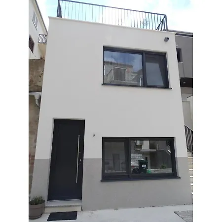 Casa de Férias Modern Small House With A Terrace *