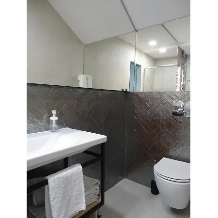 Modern Small House With A Terrace بيت للعطل *