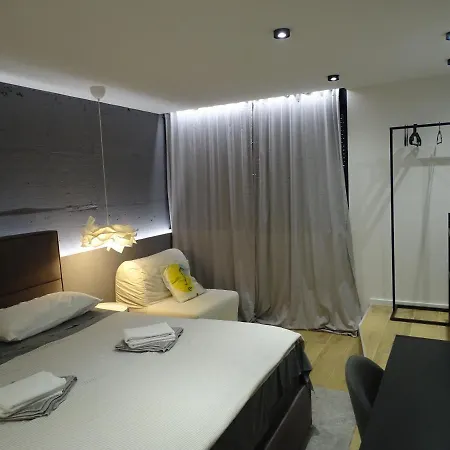 بيت للعطل Modern Small House With A Terrace سبليت