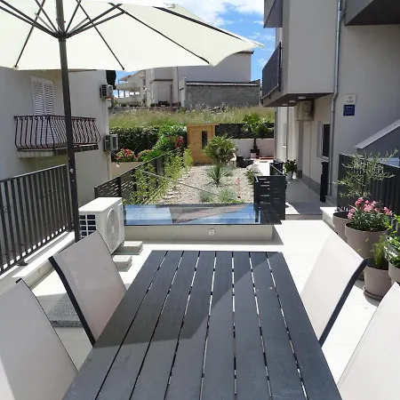 بيت للعطل Modern Small House With A Terrace